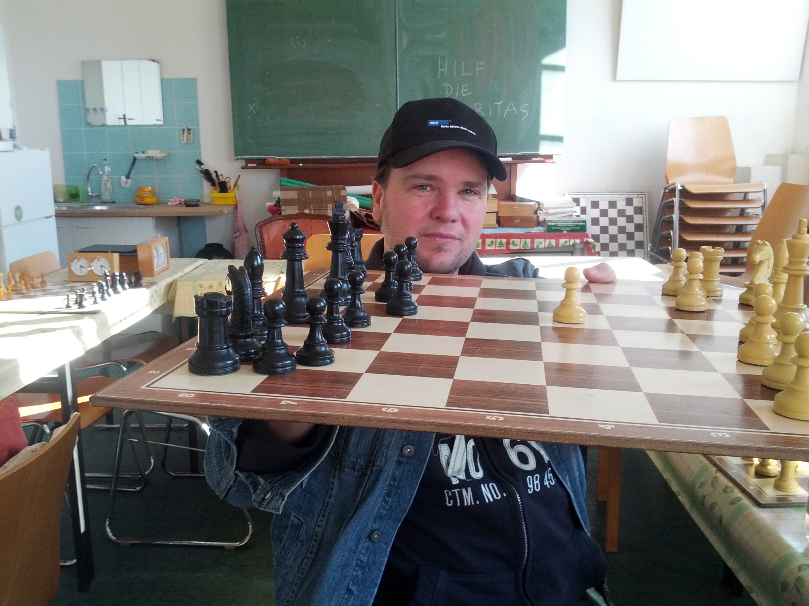 Daniel mit
                        Brett vorm Kopf...