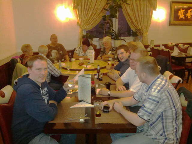 Gruppenbild mit Damen. Ein
                      Weggefhrte aus SGO-Zeiten, jetzt bei SWOB, hat
                      eingeladen. September 2014 by ahb