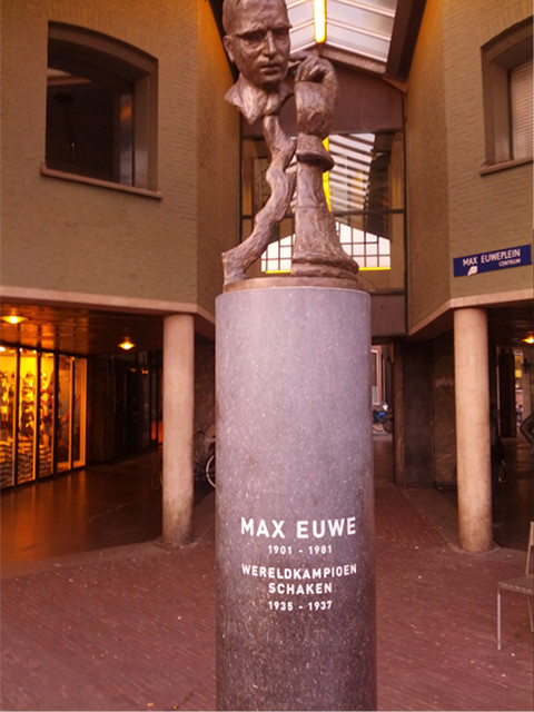 Manchem
                      Schachspieler wird Max Euwe bekannt sein, nicht
                      nur in Amsterdamm. Neben hard-rock-cafe am Abend
                      des 11.9. von ahb aufgenommen.