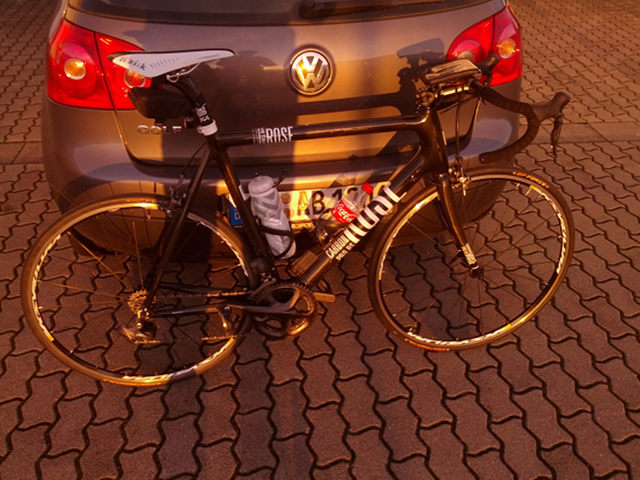 Schach konnte warten, es war schlielich
                  Radwetter am 14.09.2015. Von ahb vor seinem Zwei- und
                  Vierrad aufgenommen. Am Ende war auch die Schwarze
                  Dame aus Osterfeld vor dem Abstieg gerettet...